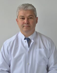 Водещият уролог – доц. д-р Цветин Генадиев, оперира в „Уни Хоспитал“