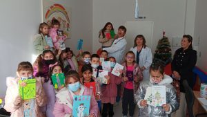 Априлци със специални подаръци за децата от Отделението по педиатрия