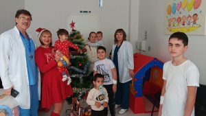 Снежанка раздаде лакомства на най-малките пациенти